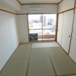 和室に現況フローリングカーペット敷き(撤去可能)