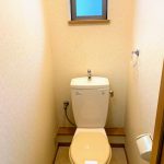 トイレも窓があります